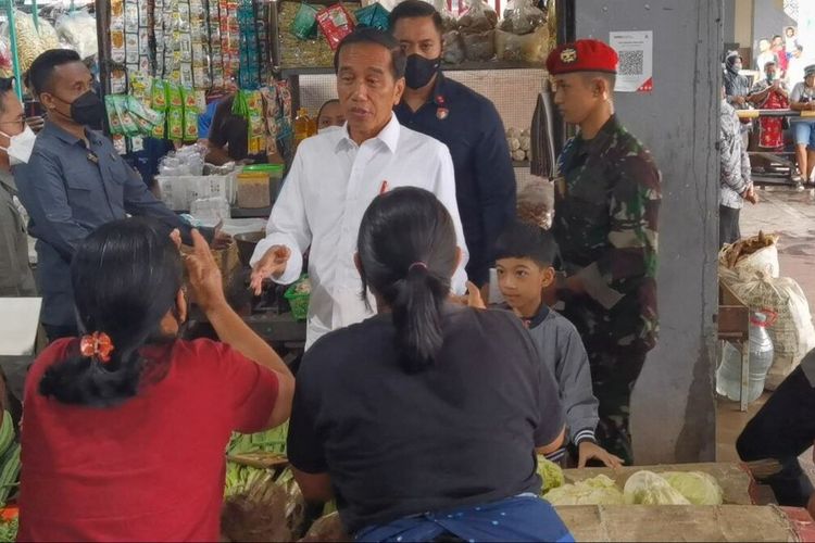 Presiden Joko Widodo (Jokowi) mengunjungi Pasar Legi, Kota Solo, Jawa Tengah, berinteraksi dengan para pedagang dan cek harga bahan pokok serta membagikan bantuan kepresidenan, pada Senin (10/4/2023).