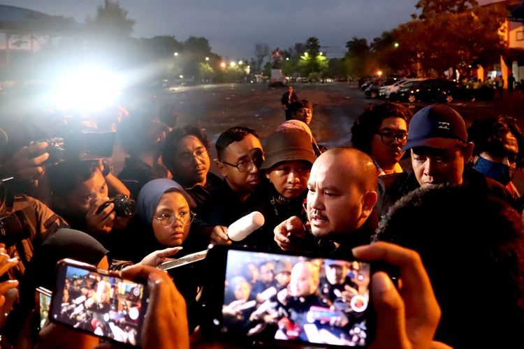 Manajer Arema FC M Ali Rifki saat menjawab pertanyaan media terkait kerusuhan seusai pertandingan pekan ke-11 Liga 1 2022-2023 antara Arema FC melawan Persebaya Surabaya di Stadion Kanjuruhan Kepanjen, Kabupaten Malang, Minggu (2/9/2022) malam. 