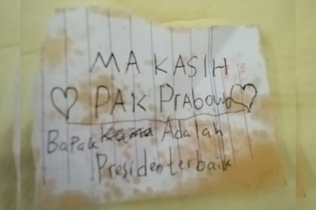 Surat-surat ucapan terima kasih para siswa kepada presiden RI Prabowo Subianto untuk program MBG yang ditemukan petugas saat mencuci ompreng makan. Rabu (8/1/2025).
