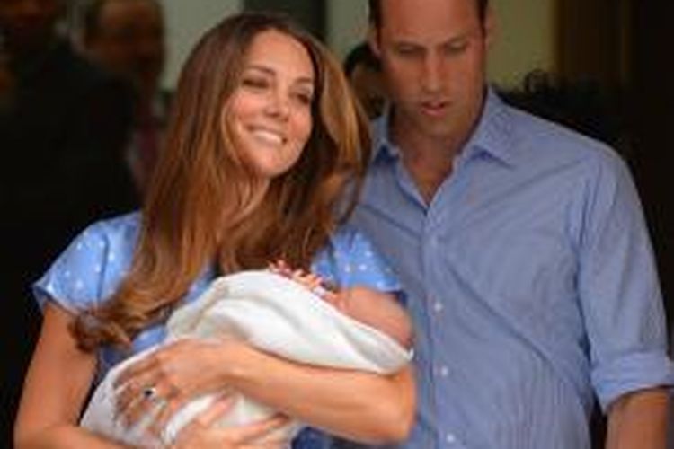 Pangeran William (kanan) dan istrinya Kate Middleton (kiri) yang menggendong bayi kerajaan yang menempati urutan ketiga pewaris tahta Inggris, keluar dari rumah sakit St Mary, Selasa (23/7/2013) petang waktu setempat. AFP PHOTO / LEON NEAL 