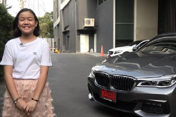 Natthanan Sanunrat berpose di depan mobil BMW seharga Rp 2,7 miliar yang dibelinya sebagai perayaan ulang tahun ke-12.