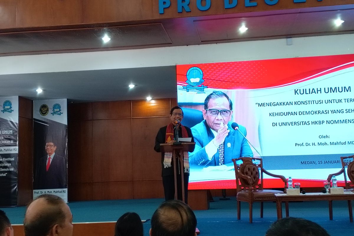Calon wakil presiden nomor urut 3 Mahfud MD saat menyampaikan kuliah umum di Universitas HKBP Nommensen Medan, Senin (15/1/2024)           