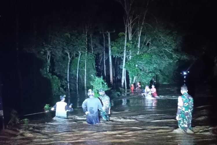 Tim SAR Gabungan saat melakukan evakuasi ketika banjir di Kecamatan Muko Muko Bathin VII, Kabupaten Bungo, Jambi Jumat (22/12/2023)