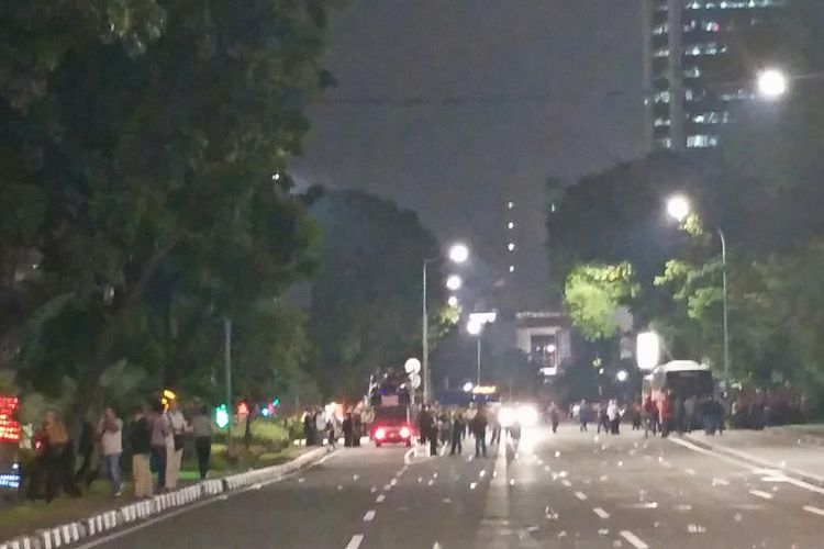 Massa buruh yang berdemo di Jalan Medan Merdeka Selatan membubarkan diri, Jumat (10/11/2017), pukul 19.50 WIB.