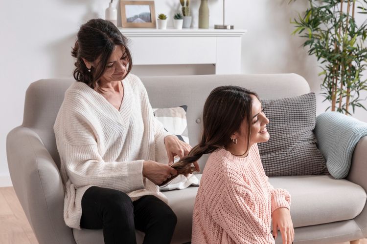 Menantu bukan sekadar penghasil cucu. Simak cara penting yang perlu diterapkan ibu mertua saat menemani proses persalinan, menurut psikolog.