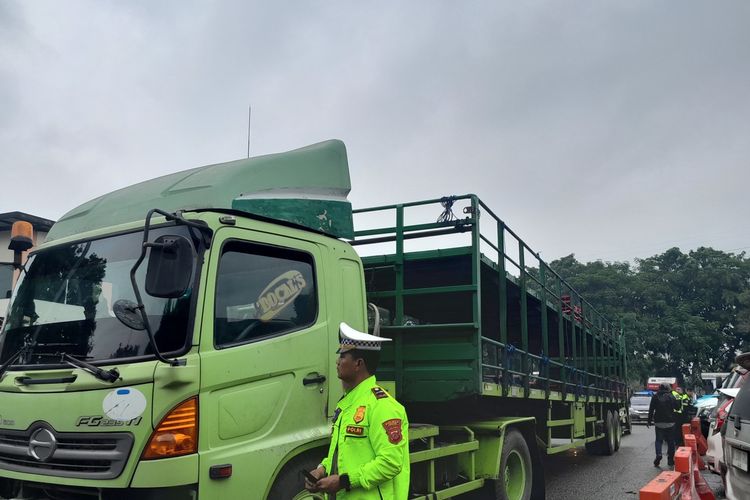 Nekat Masuk Tol, Polres Karawang Tindak Puluhan Kendaraan Sumbu Tiga