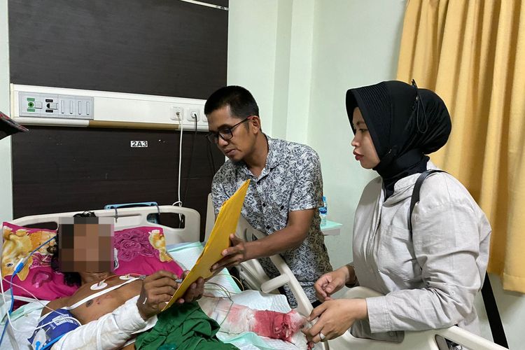 Seorang wanita berinisial TM (40), asal Kecamatan Sungai Kakap, Kabupaten Kubu Raya, Kalimantan Barat (Kalbar), nekat membakar suaminya yang sedang tidur di kandang sapi. Akibat peristiwa tersebut, korban mengalami luka bakar sebanyak 60 persen di sejumlah bagian tubuhnya.