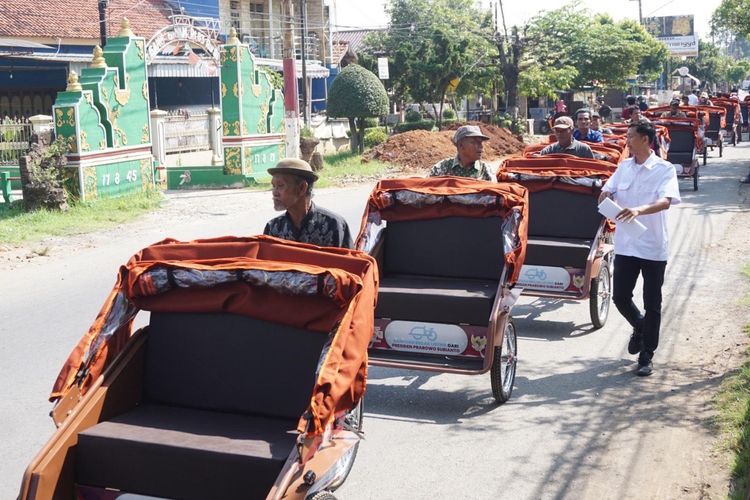 Rombongan pengayuh becak yang baru saja mendapatkan bantuan becak listrik dari Presiden RI Prabowo Subianto pada Kamis (17/7/2025).