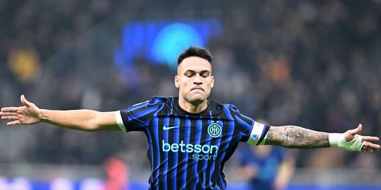 Lautaro Martinez merayakan gol pertama timnya dalam pertandingan sepak bola Serie A Liga Italia antara Inter Milan vs Lazio di stadion Giuseppe Meazza di Milan, pada 9 November 2025. (Foto oleh Stefano RELLANDINI / AFP)
