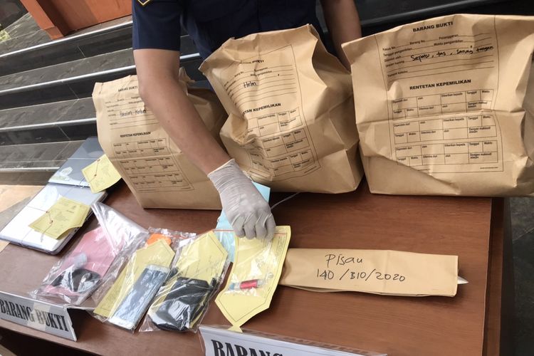 Barang bukti yang ditemukan polisi saat Yodi Prabowo tewas.