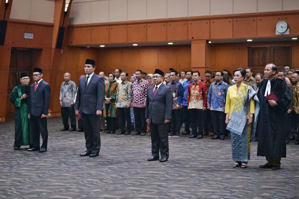 Mendikbud Nadiem Anwar Makarim melantik empat Pejabat Tinggi Madya lingkungan Kementerian Pendidikan dan Kebudayaan (Kemendikbud) di Grha Utama, kantor Kemendikbud, Jakarta, Senin (16/12/2019).