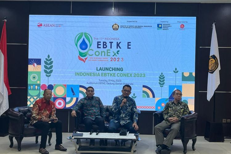 Launching The 11th Indonesia EBTKE Conference and Exhibition 2023 yang dihadiri Direktur Jenderal EBTKE Kementerian ESDM Dadan Kusdiana, Ketua Steering Committee Indonesia EBTKE ConEx 2023 Eka Satria dan Direktur Dyandra Promosindo Michael Bayu A. Sumarijanto di Auditorium EBTKE, Jakarta, Selasa (9/5/2023).  