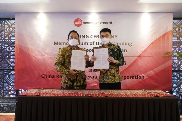 Penandatanganan Memorandum of Understanding (MoU) antara Direktur Utama ADCP Rizkan Firman dengan Business Manager China Railway 20 Bureau Group (CR20G) Yang Jin long, di Jakarta, (13/10/2021).