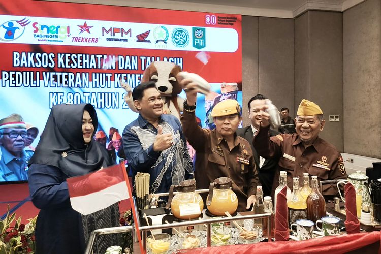 Menjelang peringatan Hari Kemerdekaan RI ke-80 tahun Yayasan Bangun Sehat Indonesiaku (YBSI) menggelar Baksos Kesehatan dan Tali Asih, Peduli Veteran HUT Kemerdekaan yang berlangsung di salah satu ruang pertemuan Hotel Ciputra Surabaya, Minggu (10/8/2025) siang.