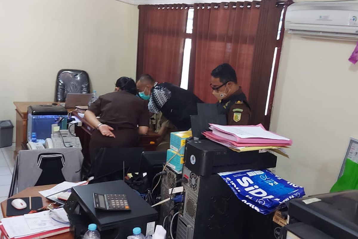 Penyidik Kejati Bali saat melakukan penggeledahan di kantor UPTD Pengelolaan Air Minum (PAM) Dinas Pekerjaan Umum, Penataan Ruang, Perumahan dan Kawasan Pemukiman (PUPRKIM) Provinsi  Bali terkait kasus dugaan korupsi pengadaan barang dan jasa dalam kurun waktu 2018-2020./ Humas Kejati Bali