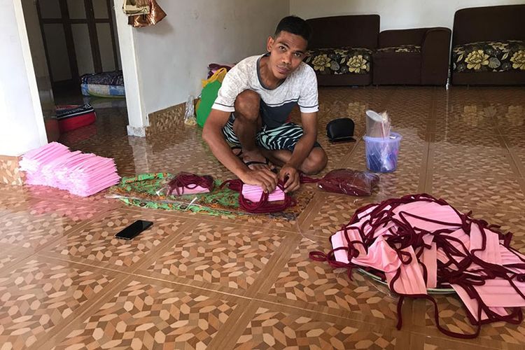 Herwadi, mendapat pesanan masker sebanyak 10.000 lembar dari Pemerintah Kabupaten Lombok Timur.