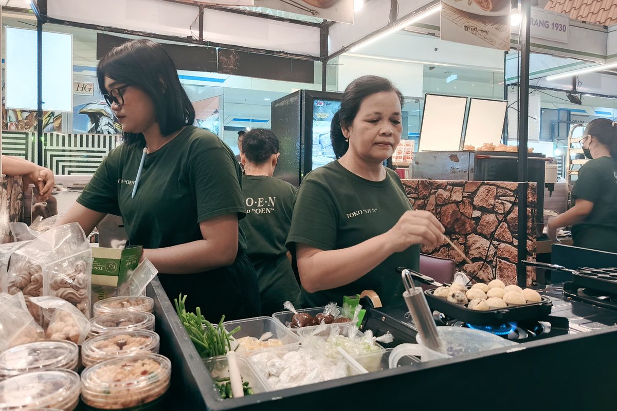 Toko Oen Semarang turut meramaikan Festival Kuliner Pasar Guyub, yang kembali hadir untuk tahun keduanya dengan nuansa semakin kental akan keberagaman dan kekayaan rasa khas Indonesia berlangsung di Grand City Mall Surabaya, tepatnya di East Atrium Ground Floor, mulai 11-22 Juni 2025 ini.