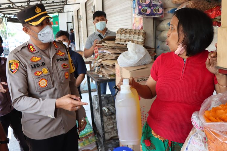Kapolres Badung AKBP Leo Dedy Defretes saat melakukan sidak minyak goreng di sejumlah pasar tradisional di Kabupaten Badung. 