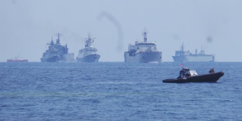 Parade kapal perang TNI AL dalam Sail Tomini, di Parigi Moutong, Sulawesi Tengah, Sabtu (19/9/2015).