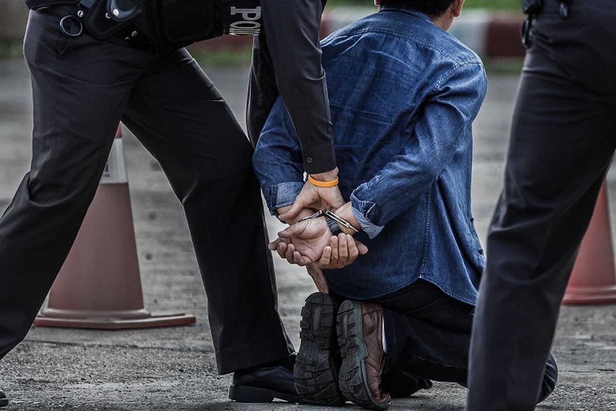 Ilustrasi penangkapan. Maling motor diarak warga di Kabupaten Cirebon, Kamis (2/5/2024). Saat diarak, maling itu tampak tak mengenakan celana.