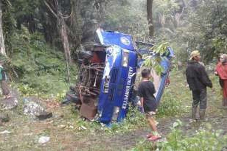 Beginilah keadaan bis yang terjun ke jurang di jalur Enang-enang, Kecamatan Pintu Rime Gayo, Kabupaten Bener Meriah, Aceh, Minggu (15/1/2017), sekitar Pukul 16.00 WIB. Bus ini membawa 27 orang mahasiswa Unsyiah yang baru berwisata di Takengon, Aceh Tengah. Akibat peristiwa ini, 11 mahasiswa dilaporkan mengalami luka parah, 3 orang luka ringan. 