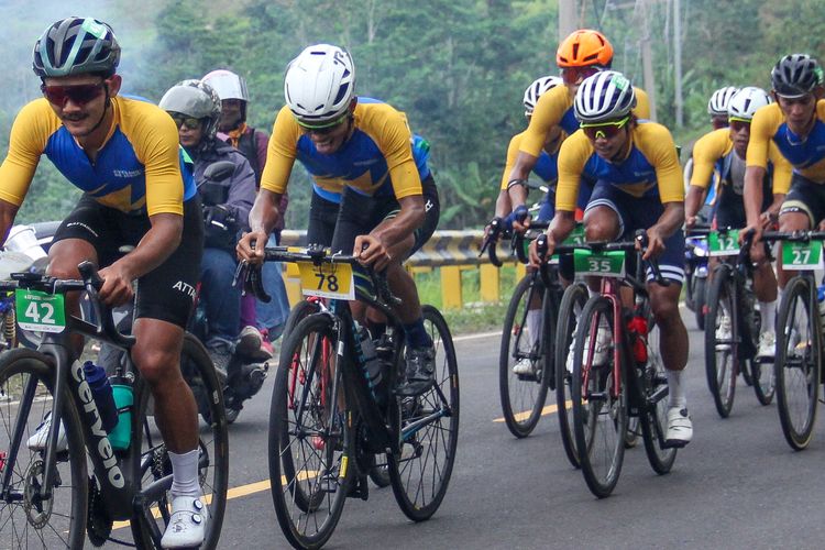 Para pesepeda Cycling de Jabar 2023 saat melintasi tanjakan King of The Mountain pada etape pertama menuju Rancabuaya di Kabupaten Garut, Sabtu (8/7/2023). 