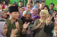 Blusukan di Trenggalek, Khofifah Didampingi Nur Arifin yang Pakai Baju Seragam Muslimat NU