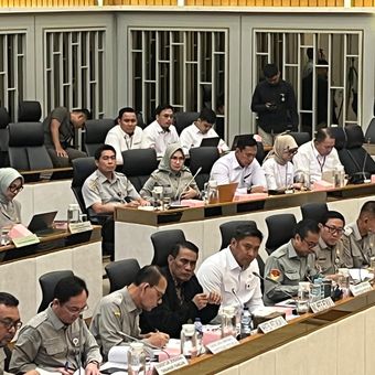 Menteri Pertanian (Mentan) Andi Amran Sulaiman (jaket hitam) bersama jajarannya dalam Rapat Kerja bersama Komisi IV DPR RI di Kompleks Parlemen, Senayan, Jakarta Pusat, Senin (24/11/2025).