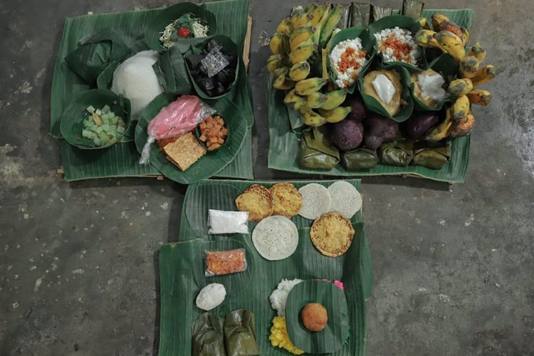 Sajen pepak alit yang merupakan tradisi di Keraton Surakarta.
