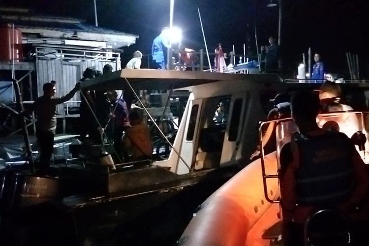 Evakuasi Kapal motor (KM) Arif Wijaya Kusuma menabrak karang diperairan Tanjung Mangkok, Kabupaten Kotabaru, Kalimantan Selatan (Kalsel) Minggu (18/2/2024). 9 ABK selamat.