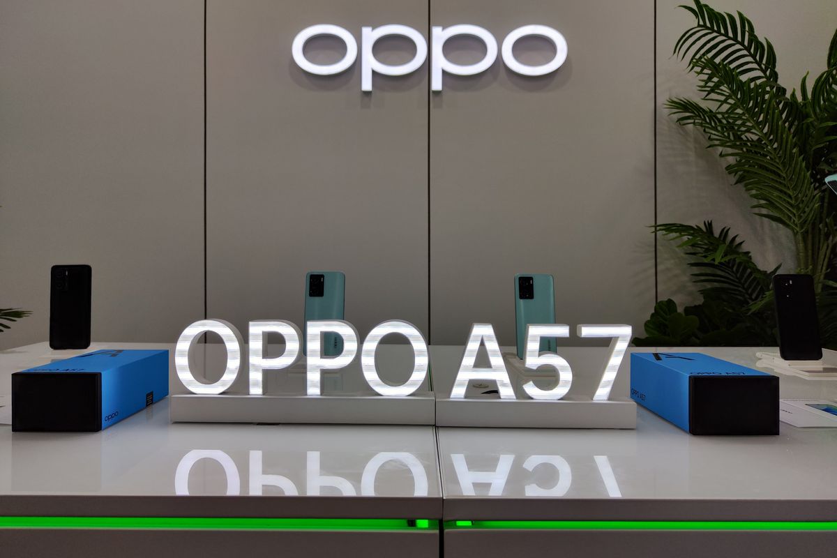 Oppo memperkenalkan program daring (online) terbarunya yang bernama Oppo Brand Store (OBS) Virtual, Kamis (21/7/2022). Dengan OBS Virtual konsumen bisa ikut berinteraksi dengan pembawa acara (host) dan bertanya-tanya seputar perangkat yang sedang dijual secara langsung (live) melalui media sosial seperti TikTok dan marketplace. 