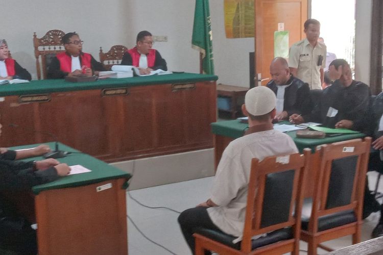 Sugeng Guruh (41] terdakwa kasus tabrak lari mahasiswi Cianjur menjalani sidang perdana di Pengadilan Negeri Cianjur, Selasa (4/4/2023)