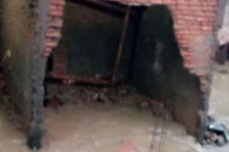 Rumah warga yang rusak karena gelombang tinggi di pesisir Kota Semarang