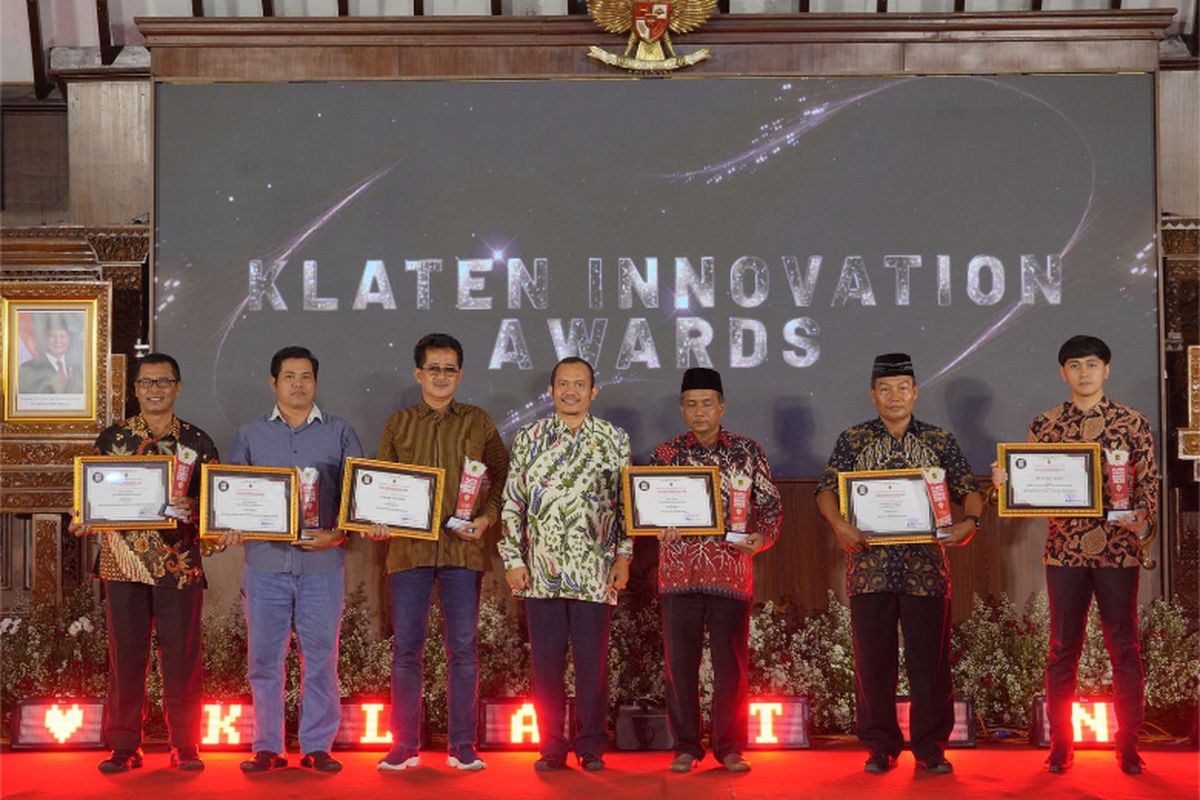 Pemkab Klaten menyerahkan penghargaan kepada berbagai lembaga, mulai dari sekolah hingga sanggar seni di acara Klaten Innovation Awards yang digelar di Pendopo Ageng, Kabupaten Klaten, Selasa (13/11/2024).