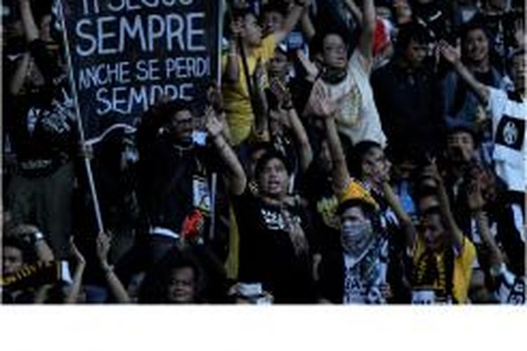 Suporter tim sepak bola Juventus meneriakkan yel-yel saat menyaksikan latihan terbuka jelang pertandingan melawan ISL All Star di Stadion Utama Gelora Bung Karno, Jakarta, Selasa (5/8/2014). Juara Liga Italia, Juventus, dijadwalkan akan melawan Indonesia Super League (ISL) All Star pada 6 Agustus mendatang di Stadion Utama Gelora Bung Karno pukul 20.00 wib. 