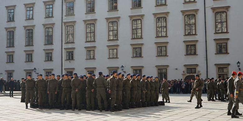 Personel militer Austria dalam peringatan Hari Nasional Austria, Jumat (26/10/2018).