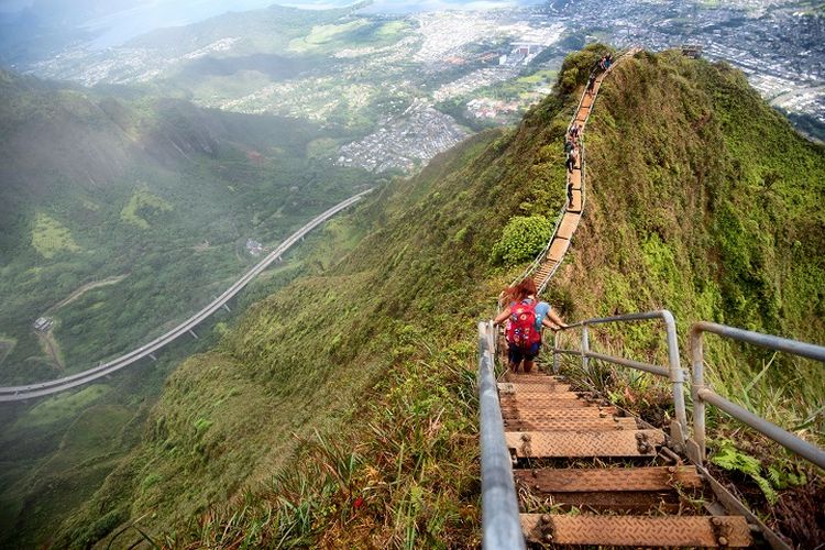 Ilustrasi Wisatawan - Seorang wisatawan sedang berada di tempat wisata bernama Haiku Stairs di Pulau O'ahu, Hawaii, Amerika Serikat.