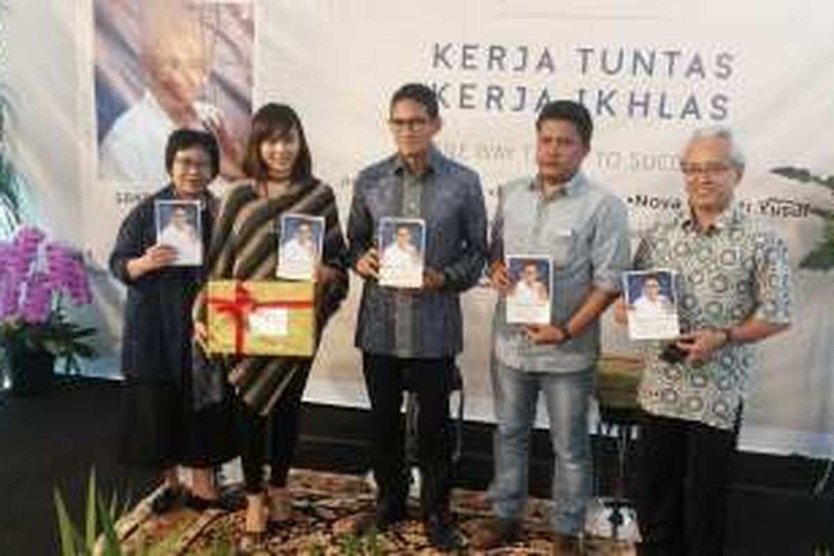 Calon wakil gubernur DKI Jakarta nomor tiga Sandiaga Uno (tengah) saat peluncuran buku otobiografinya yang berjudul 