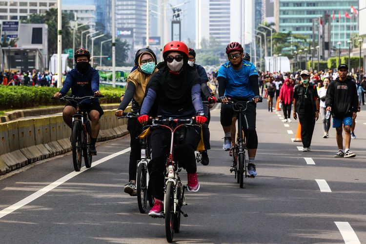 Warga menggunakan masker saat beraktivitas di hari bebas kendaraan di Jalan M.H Thamrin, Jakarta Pusat, Minggu (8/3/2020). Sosialisasi dilakukan di empat titik yakni Sarinah, Bundaran Hotel Indonesia (HI), depan patung Kuda Arjuna Wiwaha, dan depan fX Sudirman.