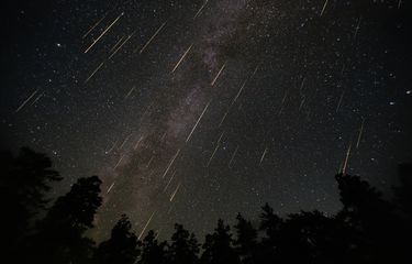 Ilustrasi hujan meteor.