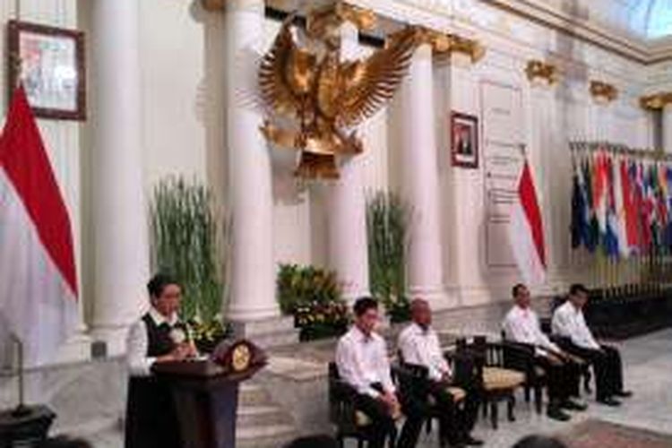 Menteri Luar Negeri Retno Marsudi menyerahkan empat ABK ke pihak keluarga di Gedung Pancasila, Jakarta, Senin (31/10/2016).