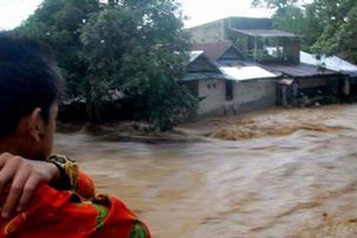 Banjir bandang yang melanda empat kecamatan di Kabupaten Luwu, Sulawesi Selatan.
