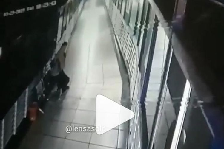 Video pasangan sejoli terekam kamera CCTV melakukan tindakan tak senonoh di Skybridge penghubung Terminal Tirtonadi-Stasiun Solo Balapan Solo, Jawa Tengah, Selasa (26/3/2019).