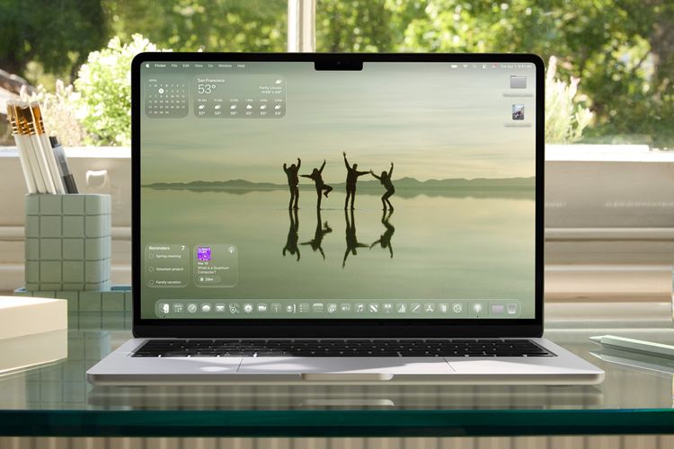 Laptop Macbook dengan desain Liquid Glass di MacOS 26 Tahoe.