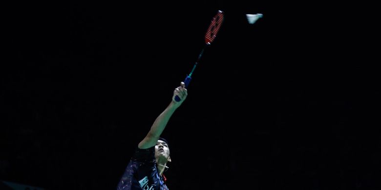 Pebulu tangkis tunggal putra Indonesia, Jonatan Christie berjabat tangan tunggal putra asal Denmark, Viktor Axelsen dalam laga babak pertama Indonesia Open 2018 di Istora Senayan, Jakarta, Selasa (3/7/2018). Pebulu tangkis tunggal putra Denmark, Viktor Axelsen menang dengan skor 21-10, 21-19.