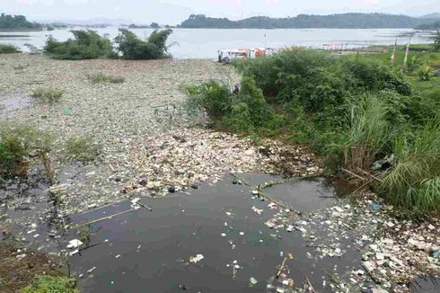 Waduk Jatigede Jadi Lautan Sampah, Bupati Sumedang Minta Warga di Hulu Cimanuk Tidak Buang Sampah ke Sungai