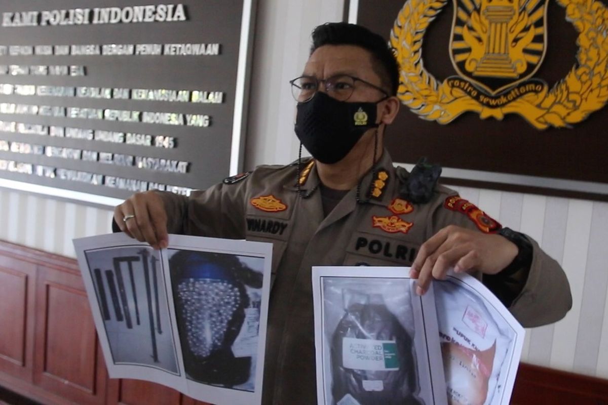 Police spokesman Chief Police Commissioner Winardy shows the pictures of the men captured by Densus 88 counterterrorist unit on Saturday (23/01/2021). The men were about to start a bomb attack on the police. 