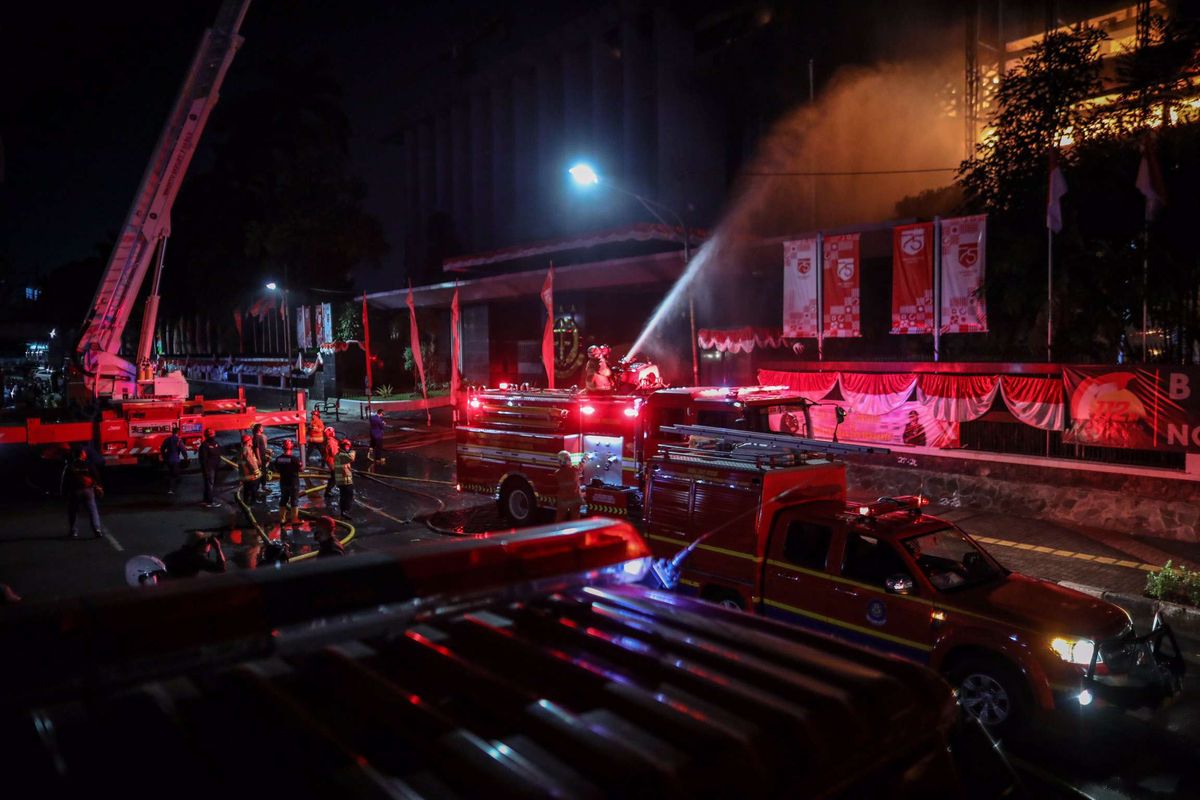 Kebakaran di Gedung Kejaksaan Agung, Jalan Sultan Hasanudin Dalam, Kecamatan Kebayoran Baru, Jakarta Selatan, Sabtu (22/8/2020) malam. Hingga saat ini, 31 unit pemadam kebakaran dan 135 personel diterjunkan untuk memadamkan api.