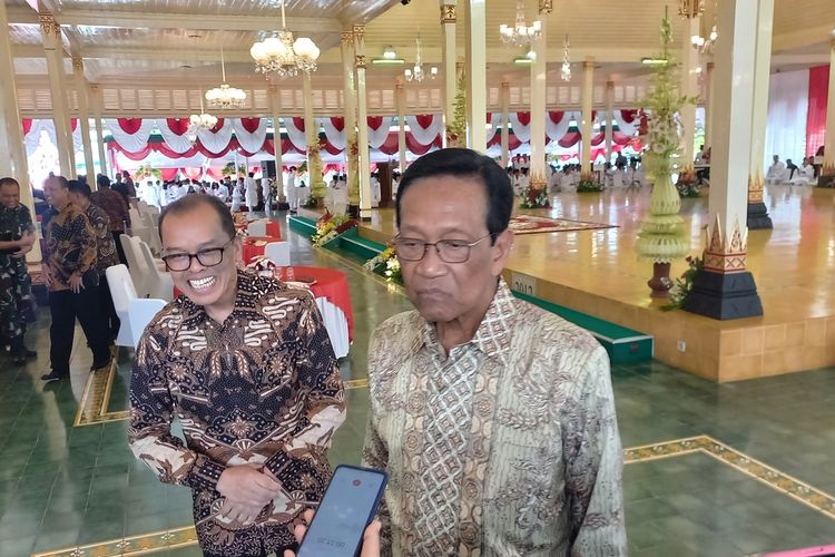Sultan setelah bertemu dengan Paskibra di Bangsal Kepatihan, Kota Yogyakarta, Jumat (18/8/2023)