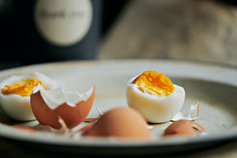 8 Cara Mudah Kupas Telur Tanpa Bikin Bentuknya Hancur